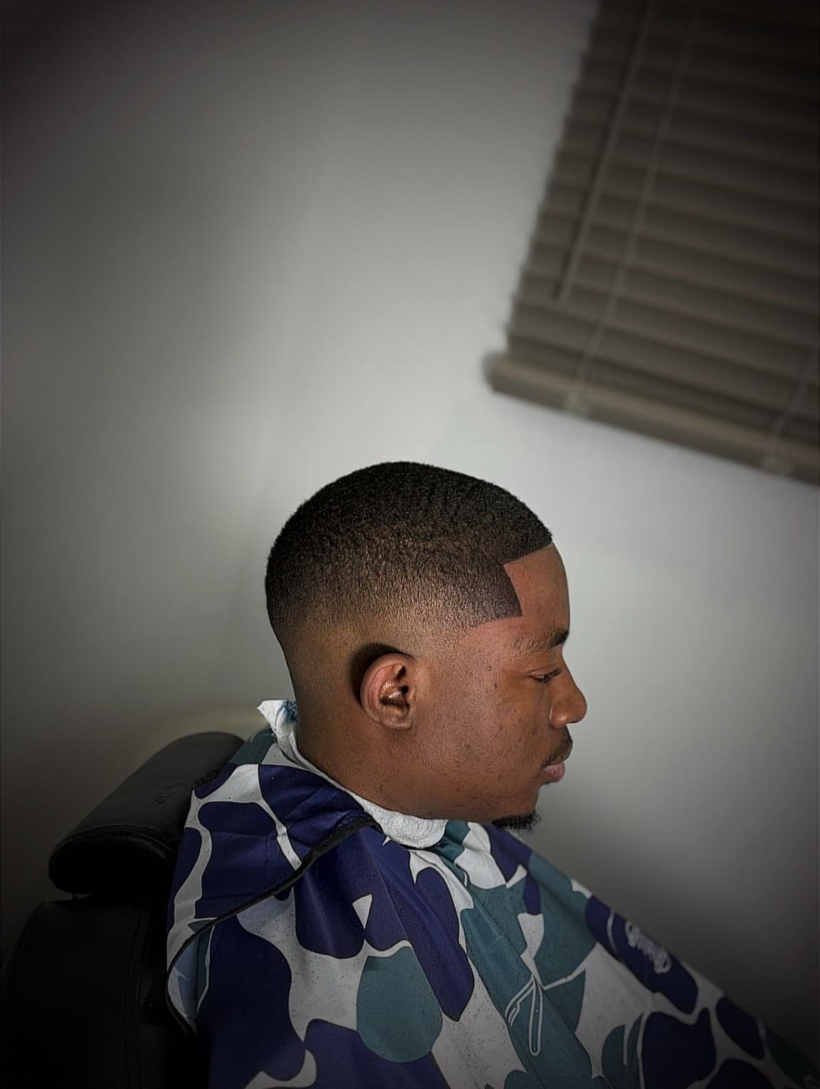 Coupe très courte dégradée avec contour frontal marqué, réalisé chez Christian Cutz, barbier à Préfontaine, Montréal