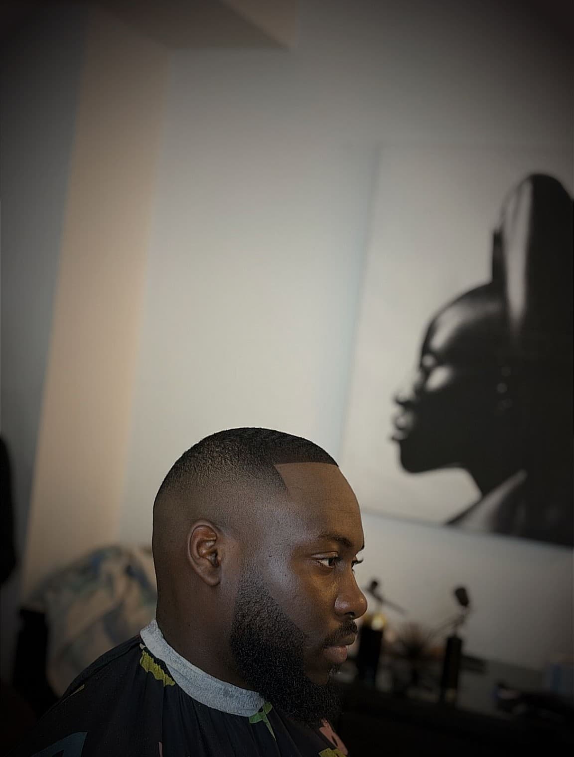 Dégradé bas avec barbe pleine fondue et contours redessinés, réalisé chez Christian Cutz, barbier à Préfontaine, Montréal