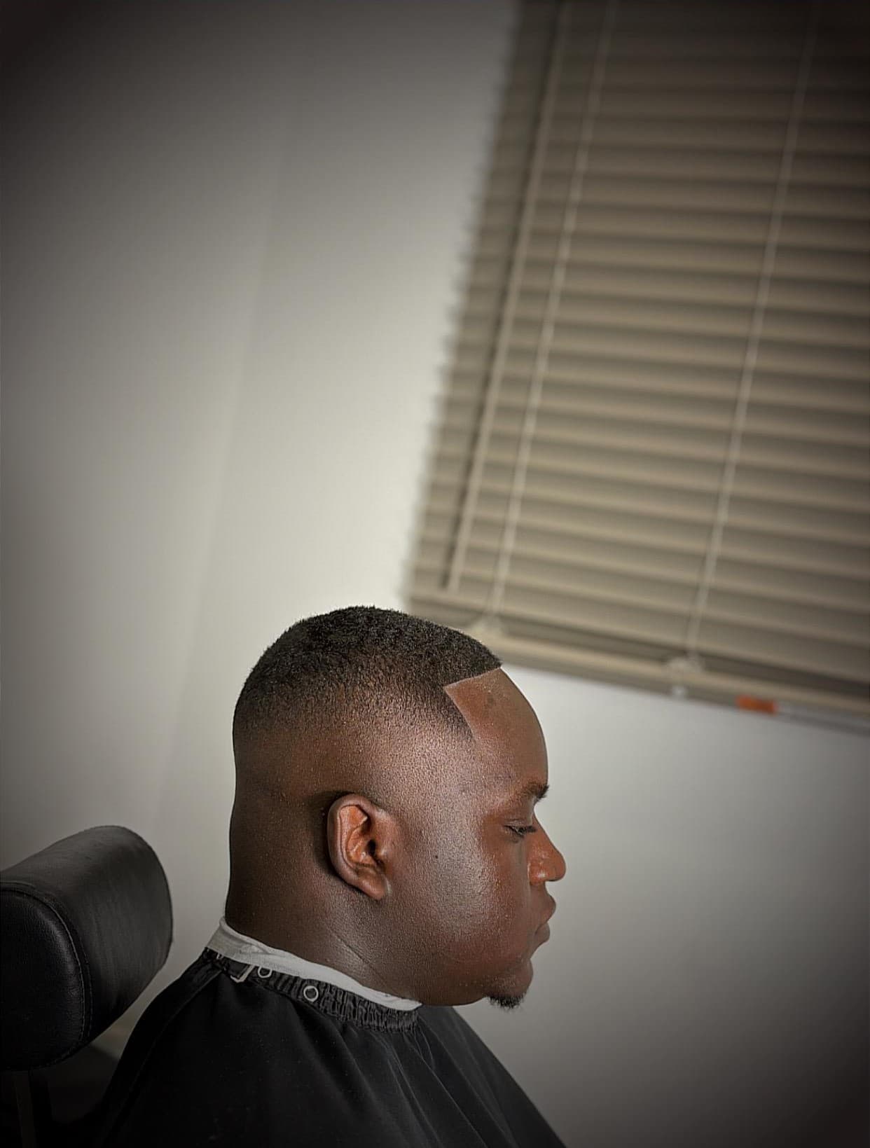 Coupe courte dégradée avec contour frontal net, réalisé chez Christian Cutz, barbier à Préfontaine, Montréal
