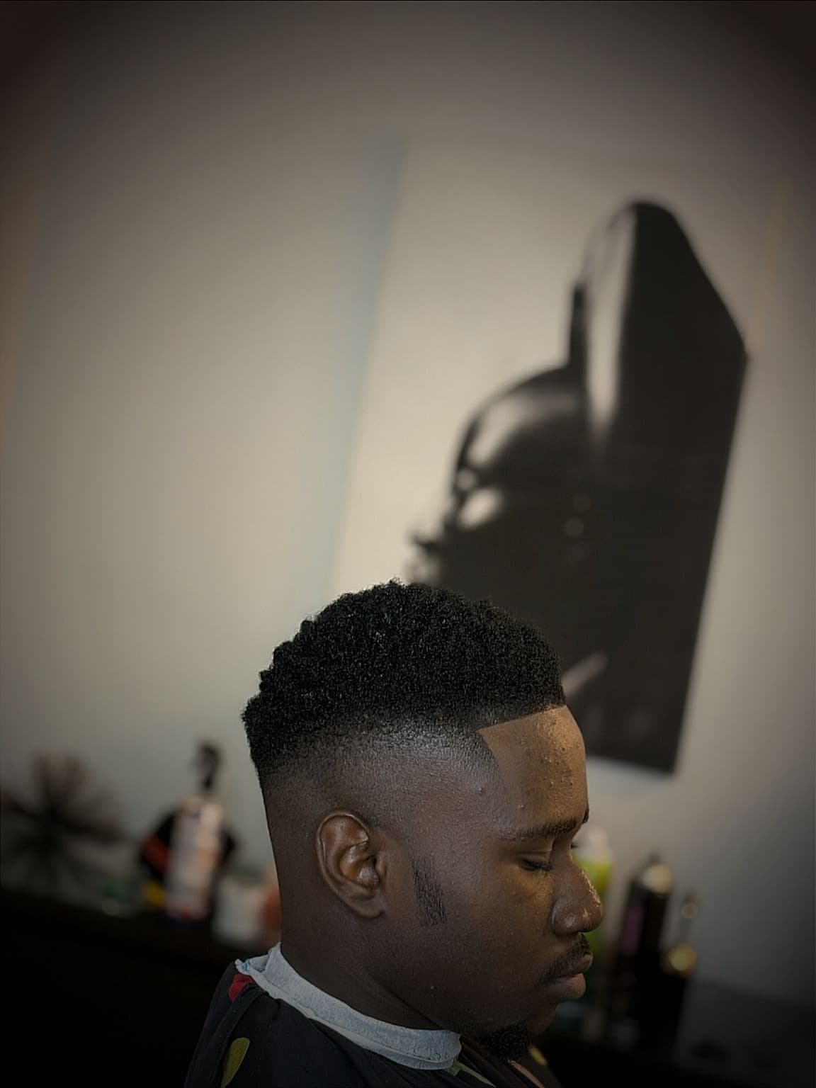 Dégradé haut avec dessus afro conservé et contour net, réalisé chez Christian Cutz, barbier à Préfontaine, Montréal