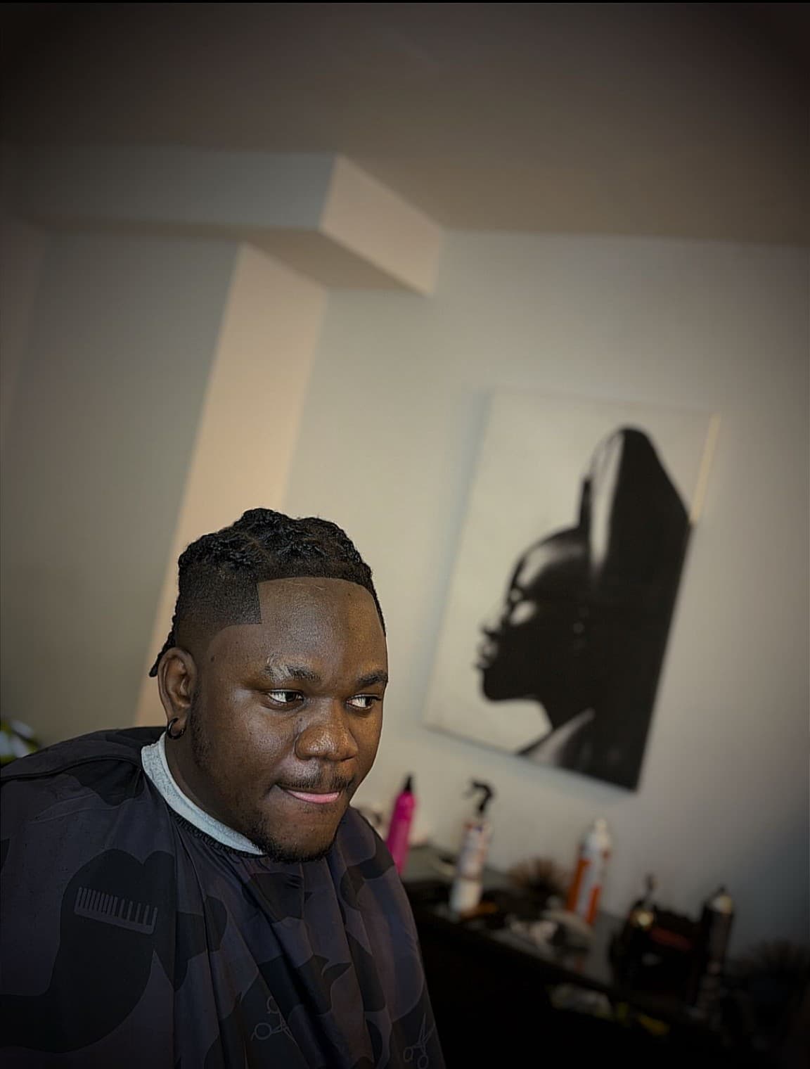 Twists courts avec contour frontal redessiné, réalisé chez Christian Cutz, barbier à Préfontaine, Montréal