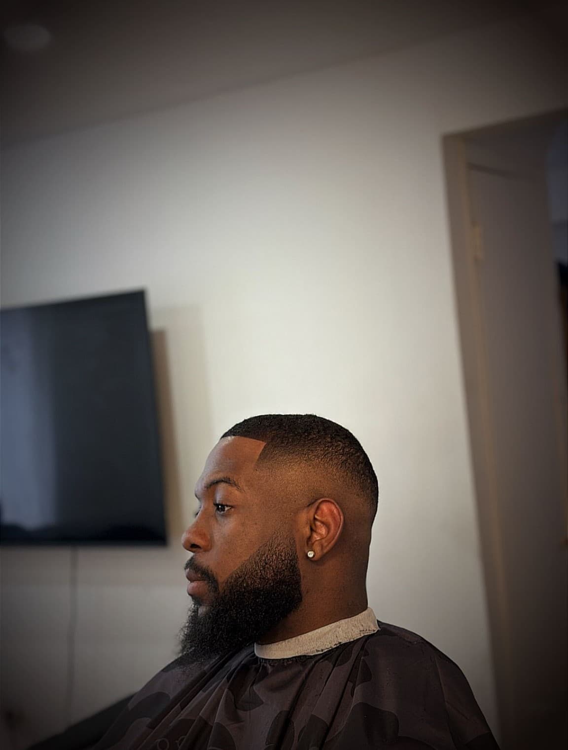 Coupe courte dégradée avec barbe longue entretenue, réalisé chez Christian Cutz, barbier à Préfontaine, Montréal